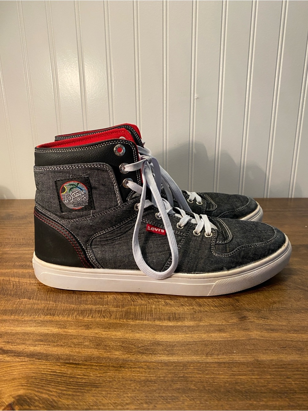Levis - Mens size 10 - High-Top Canvas Sneakers in Black and Red